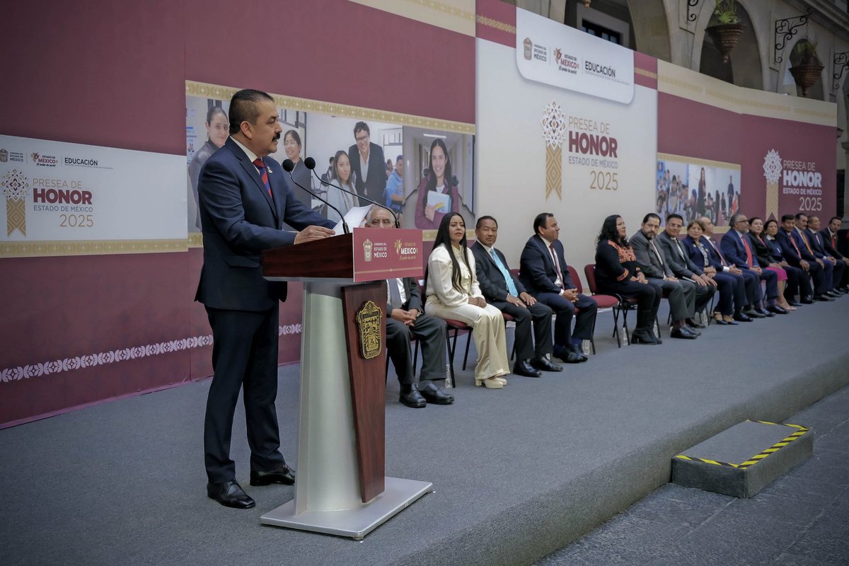 secti_edomex's tweet photo. ✨Celebramos la vocación transformadora de quienes siembran conocimiento y construyen comunidad. 

📜 La Gobernadora @delfinagomeza entregó la #PreseaDeHonor Estado de México 2025 a docentes que por su trayectoria y entrega fortalecen a las comunidades de aprendizaje. https://t.co/KfQt3mcMSQ