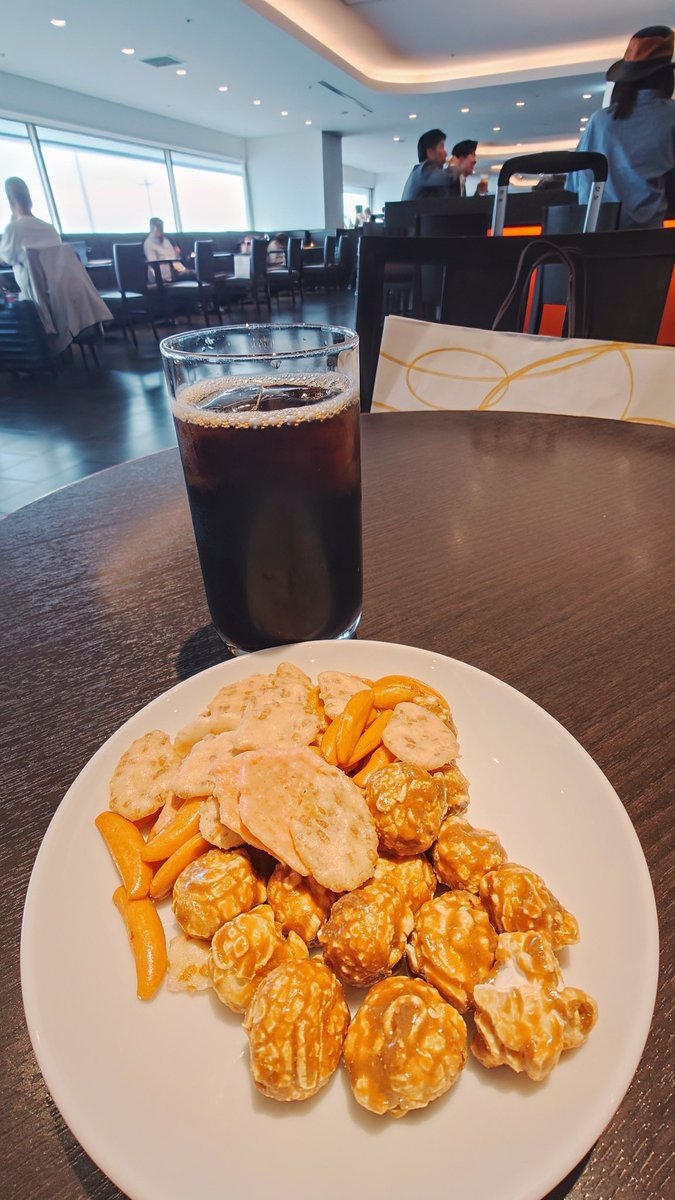 amnnbkz's tweet photo. なかなか窓際に座れんな～
帰りなんで🍺飲めないし(笑)
 #JAL
 #JGC 
 #羽田空港第1ターミナル 
 #サクララウンジ https://t.co/J9FvSGDmUy