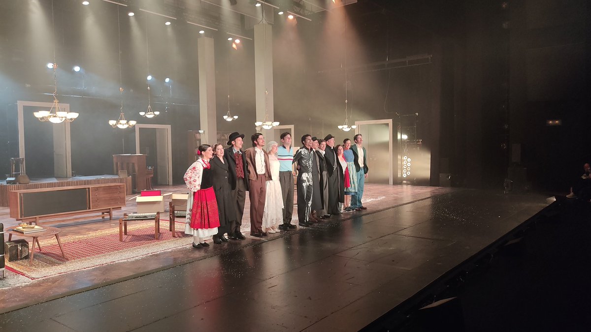 #LaTerceraFuga explica la història "amb h minúscula" d'una família al llarg d'un segle. El rastre de tres generacions que et trasllada a la Ucraïna dels anys 20, l'Argentina de la dictadura militar i la Catalunya actual. Una obra intensa i trepidant per gaudir-la més d'una vegada