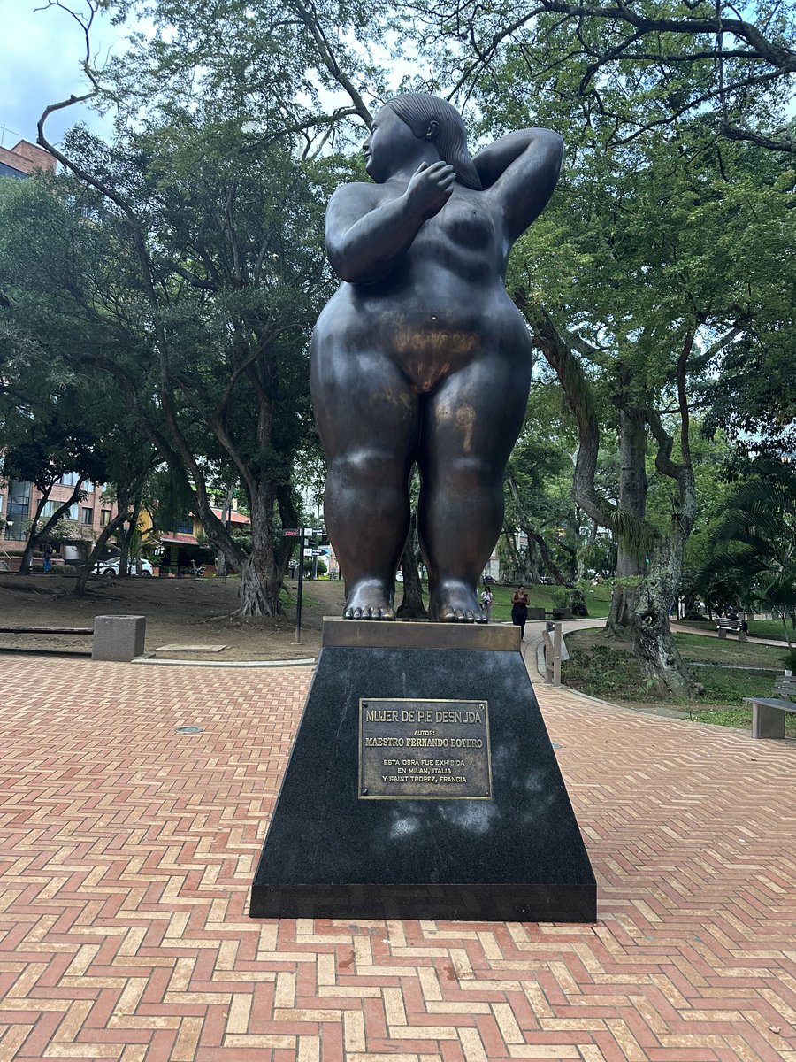 Hermosa obra del maestro Botero exhibits en el parque San Pio de la Ciudad Bonita, mientraa observers el arte, hay esperanza.