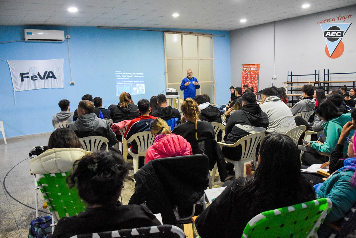 📚🏐 Se llevó a cabo el Curso Provincial II en Paraná, Entre Ríos 🙌

👉 Participaron 62 alumnos y el instructor fue Rodolfo Quirós