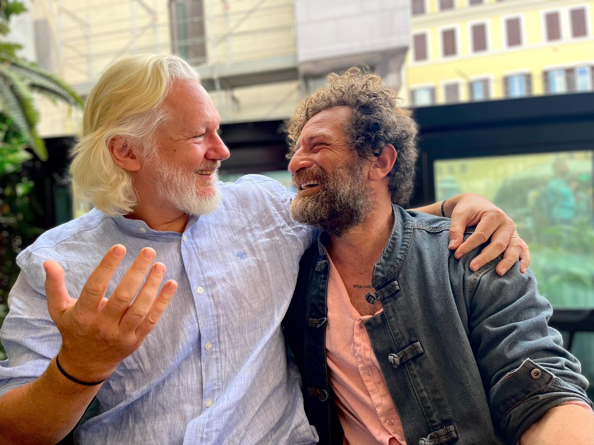 The joy of being free.
(Julian #Assange and me, April 2025, Rome)
