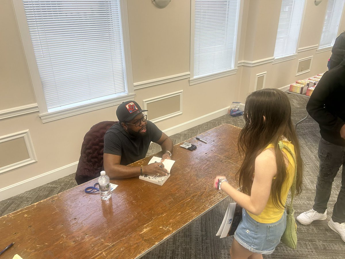 ChevalierFPCS's tweet image. Our writers got to meet and talk with author @andthisjustin. Each are leaving with a signed book with a personal message.