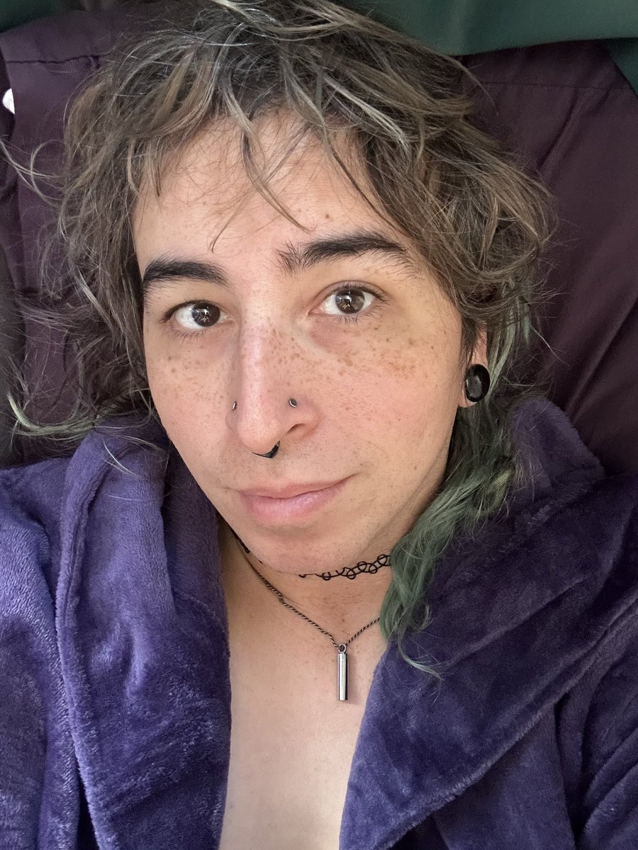 submanic's tweet image. i meed to dye my hair a stupid color so badly