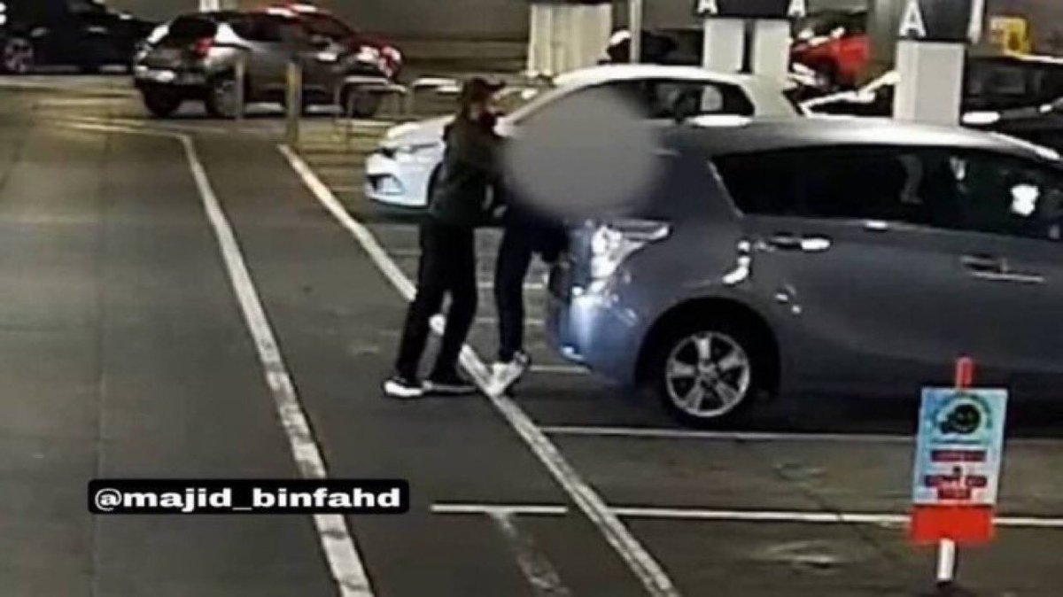 ثريد :

زوج بريطاني دخل في مشاكل مع زوجته وطلبت منه الطلاق ولكنه رفض الفكرة وخلال لقاءهما في احدى مواقف السيارات دخلا في مشاحنة كلامية .. فقام بحملها من رقبتها وخنقها ورماها ارضا وعندما حاولت الفرار دهسها بسيارته .. الغريب هو الحكم الذي سلطته عليه المحكمة.

فضل التغريدة