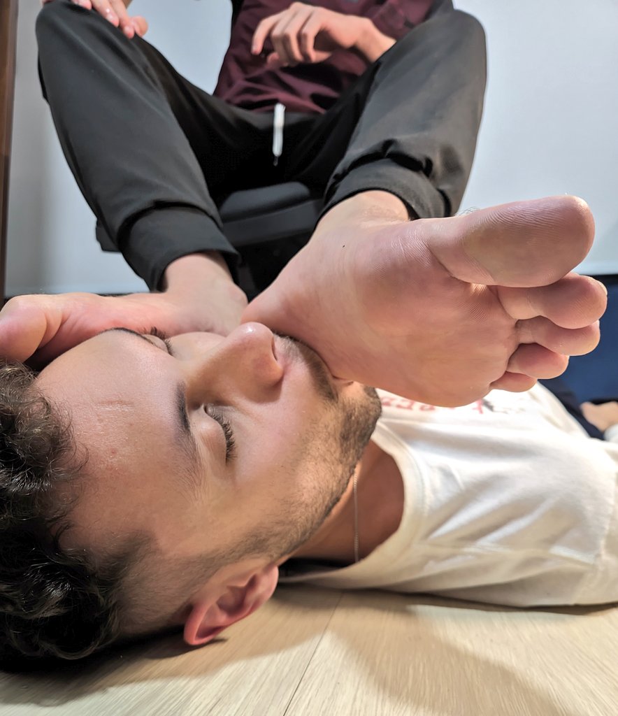 Uma boa boca pra aquecer esses pezões! 🫵🏻👅👉🏻🦶🏻

#feetِ. #soles