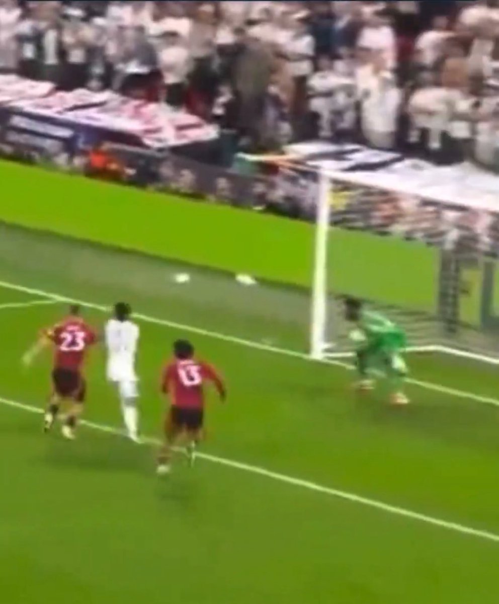 Ayodele Pompey (@ayodpomp) on Twitter photo <a href="/StretfordEndx/">Stretford End</a> Genuinely confused how an elite GK doesn’t have the springs or reflexes to save that goal. DDG was saving that even if it was golf ball. <a href="/StretfordEndx/">Stretford End</a> Genuinely confused how an elite GK doesn’t have the springs or reflexes to save that goal. DDG was saving that even if it was golf ball.