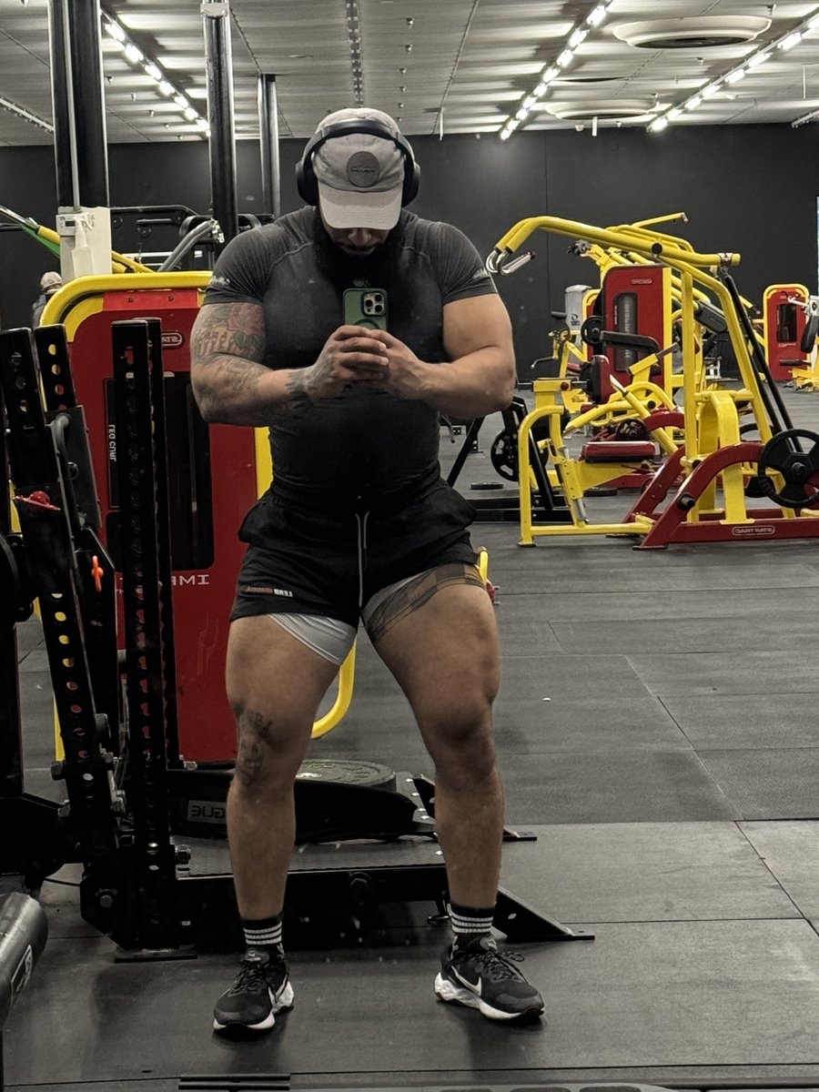 FT’s tonight ! I’m available, who wanna see these thick ass thighs