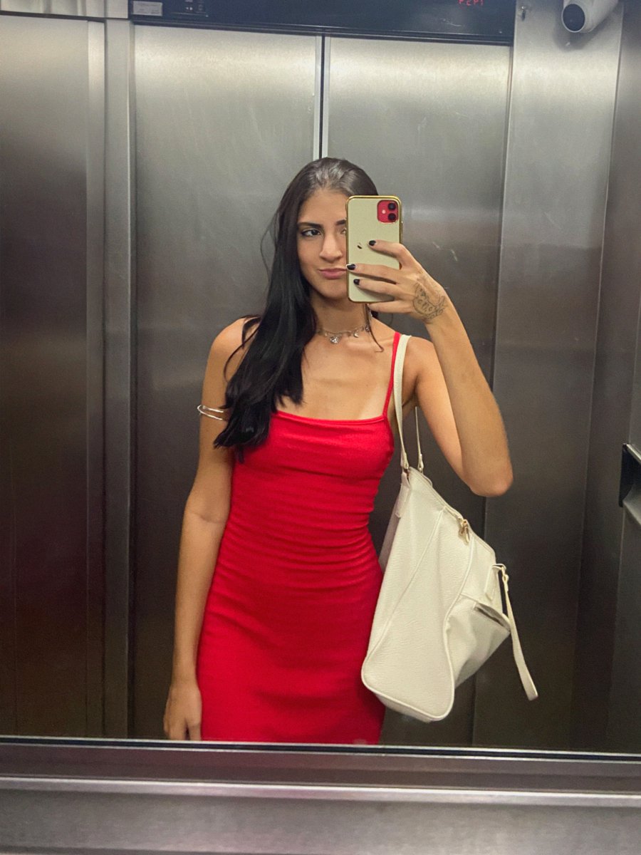 Red dress, Fargo streets, and that midweek glow -because who says ND can’t do drama? Winter’s chill’s still sneakin’ but this fit’s hot enough to melt it. Catch me at the Art Walk Fri if you’re local.
#FargoFashion #NorthDakotaNights #MidweekSlay