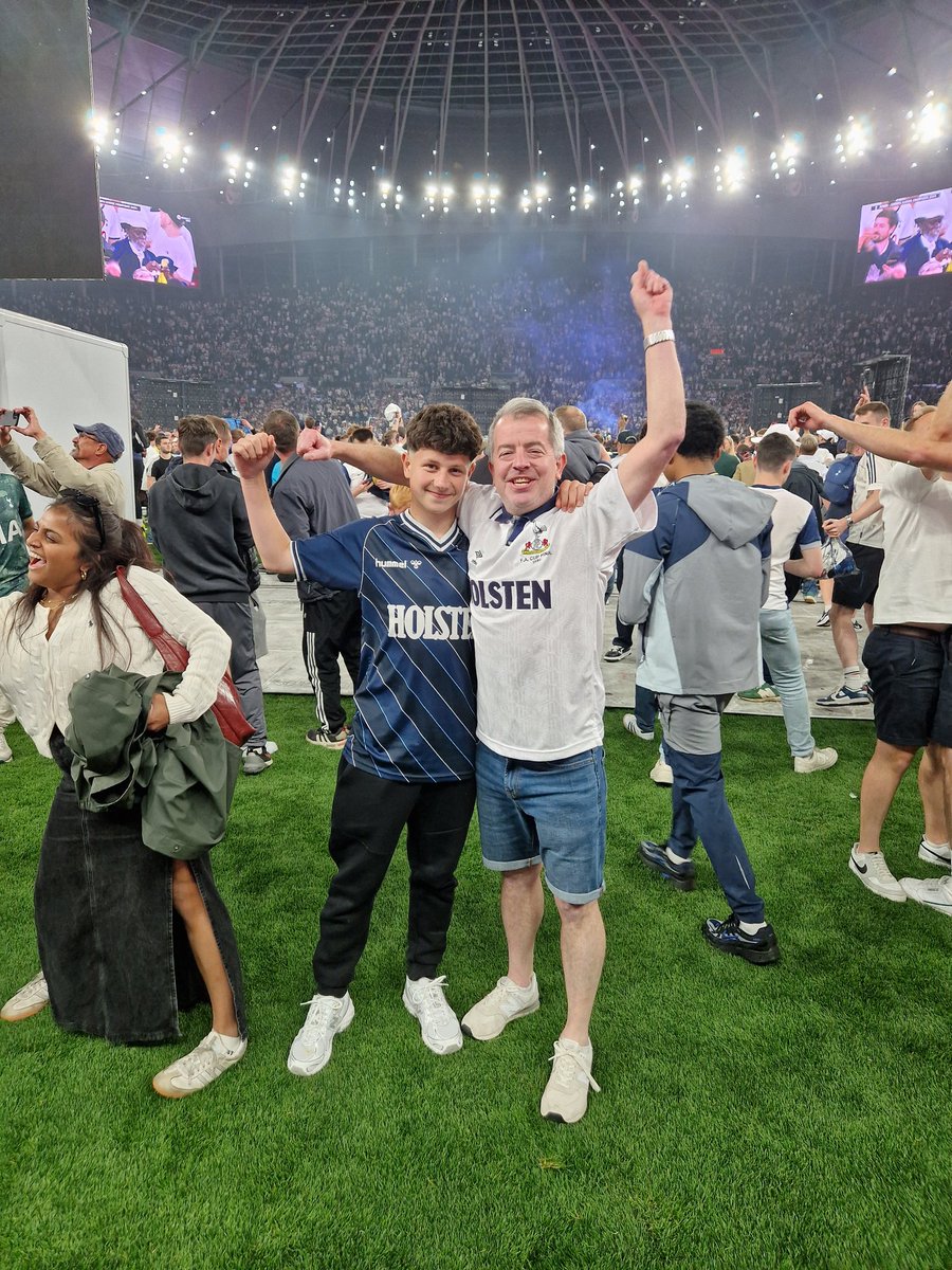 KevMcgov's tweet photo. Took my eldest down to N17 tonight..COYS!! 🏆 
#UptheYids https://t.co/J3zPIhCWwa