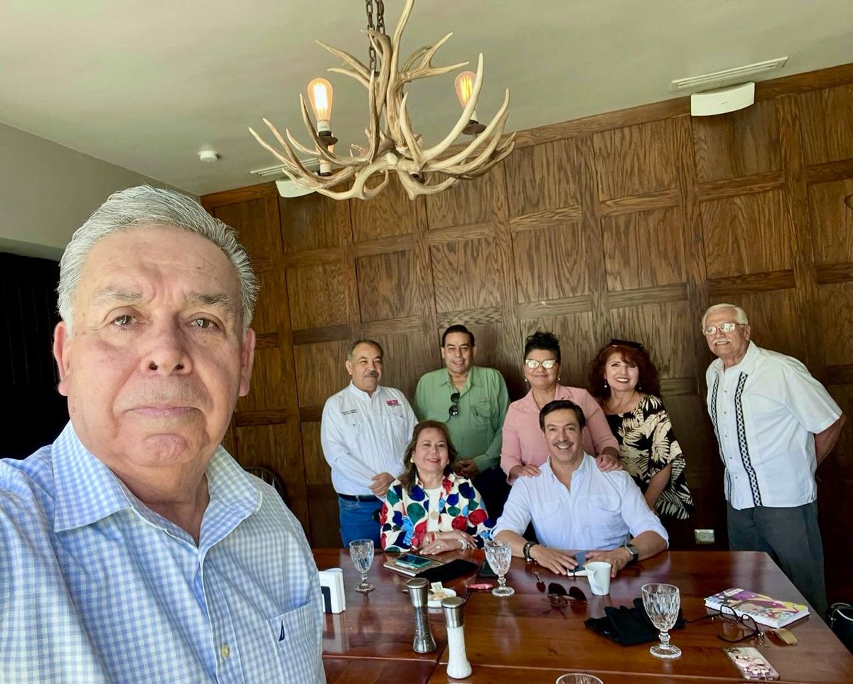 Siempre es un gusto compartir ideas con los periodistas de Contrapunto 10. Hoy sostuve una grata reunión con ellos, a quienes conozco y valoro desde hace muchos años. Más allá del oficio, nos une una relación de respeto y aprecio mutuo. #LibertadDeExpresion