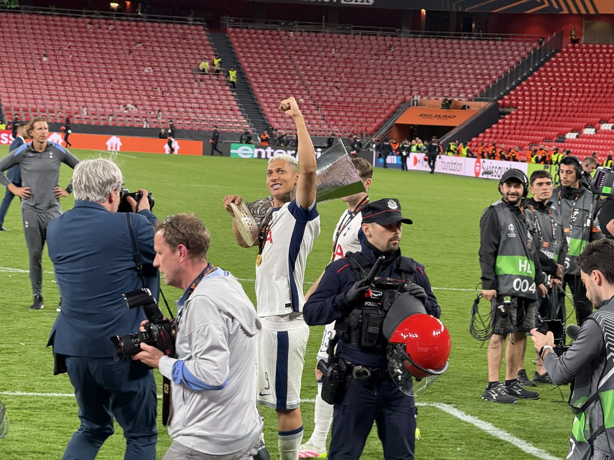 stephenk22's tweet image. 😴 Last night I dreamt I was Row 1 for Spurs winning a trophy, with my dad and my mates….🏆 

#COYS