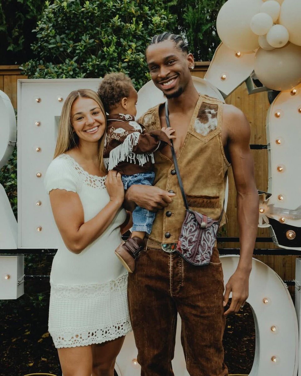 nicekicks's tweet photo. Converse unveils the “Hail Clay” Converse SHAI 001 honoring Shai Gilgeous-Alexander’s wife and Most Valuable Person, Hailey 🧡 https://t.co/5LgQcGBndv