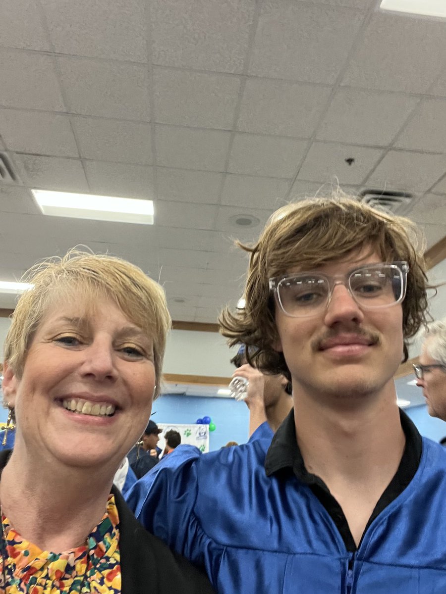 wcsLES's tweet image. Once a bear, always a bear! Senior clap out @wcsLES. Congratulations graduates!