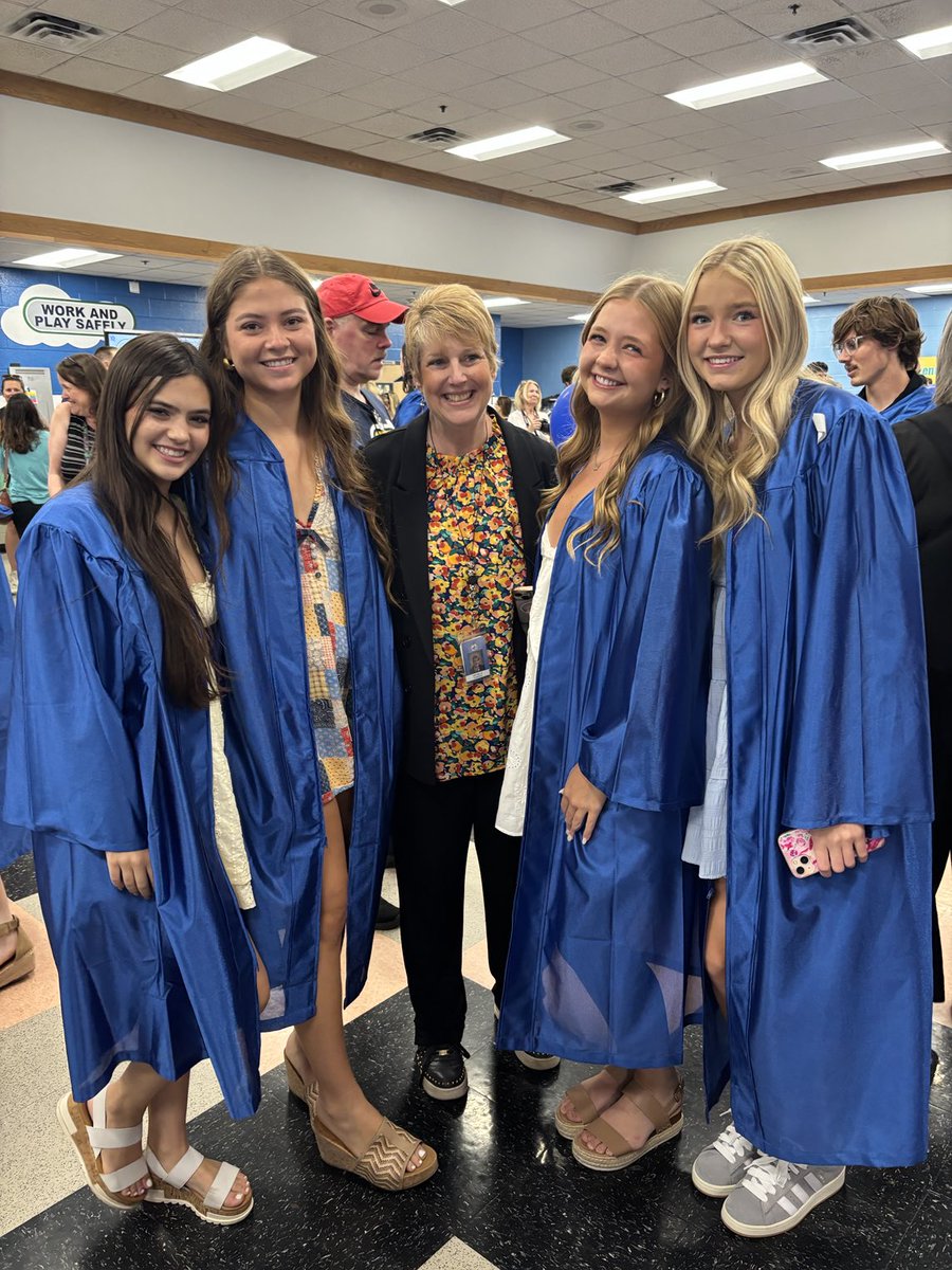 wcsLES's tweet image. Once a bear, always a bear! Senior clap out @wcsLES. Congratulations graduates!