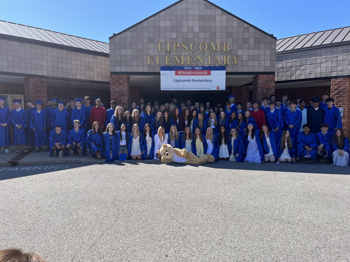 wcsLES's tweet image. Once a bear, always a bear! Senior clap out @wcsLES. Congratulations graduates!