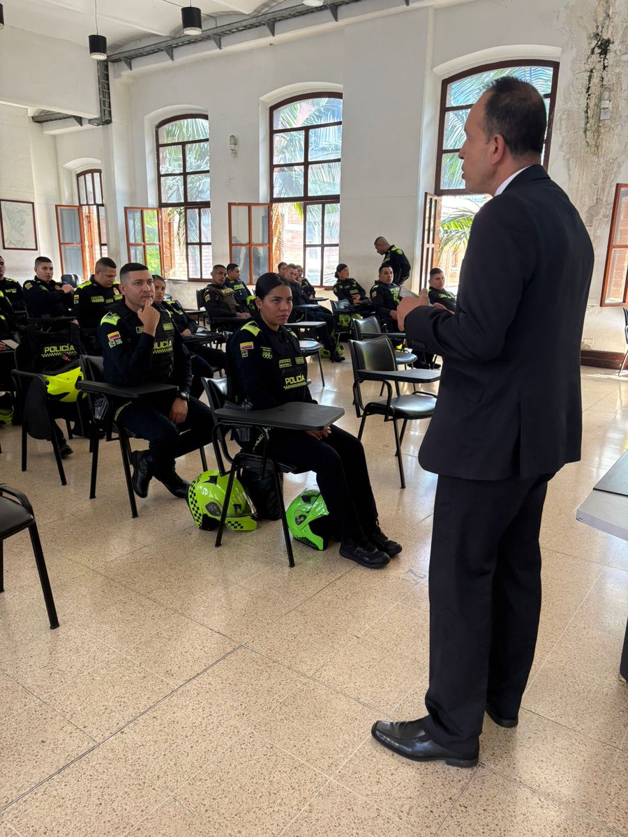 ✅🙂¡Seguimos difundiendo información responsable sobre cómo acceder a los trámites y servicios de Caja Honor, en la Policía Metropolitana del Valle de Aburrá!

👌Nuestra prioridad es facilitar el acceso de los afiliados a una solución de vivienda.

#PuntoMedellínMásCerca