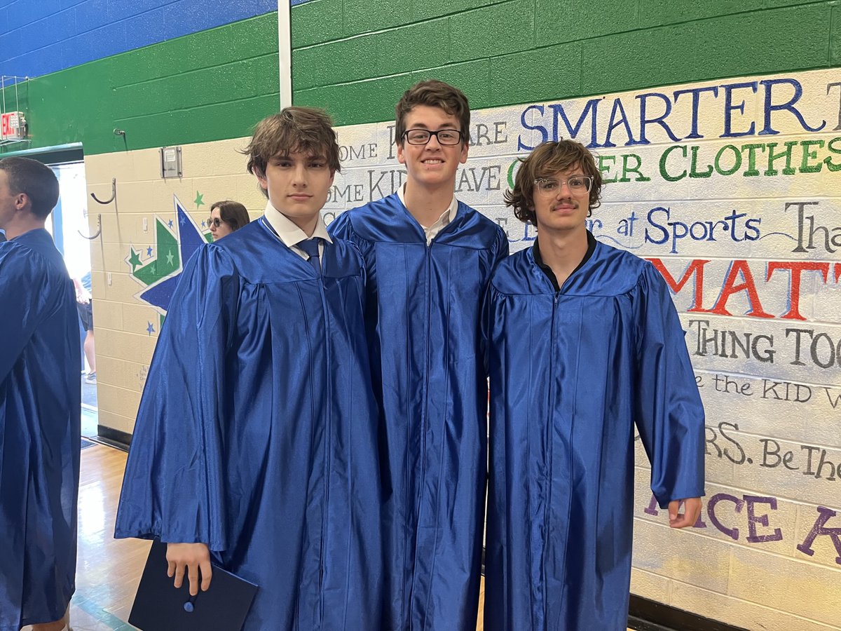 wcsLES's tweet image. So proud of these former bears! Congratulations high school seniors!!! 💚💙🐻