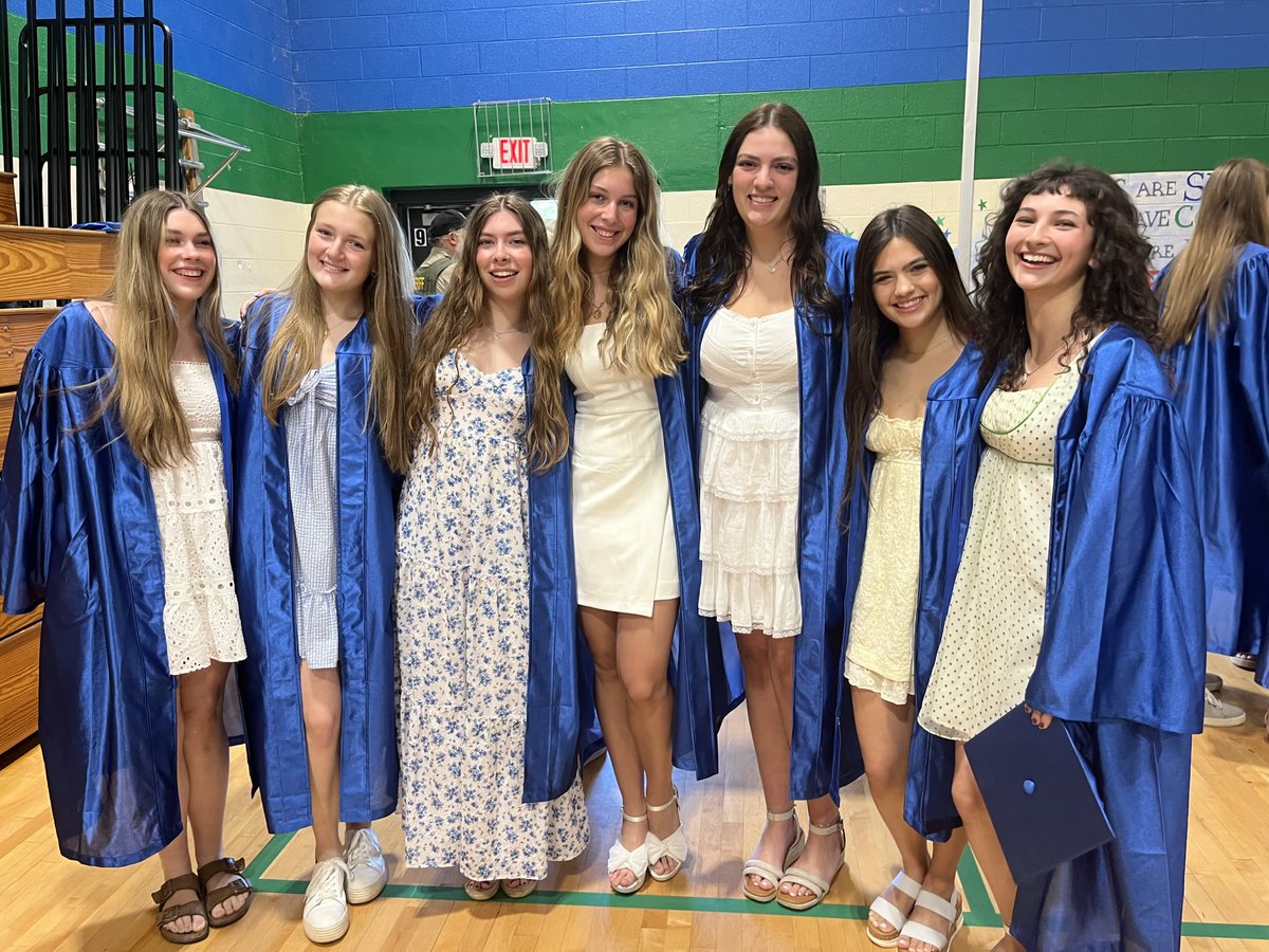 wcsLES's tweet image. So proud of these former bears! Congratulations high school seniors!!! 💚💙🐻