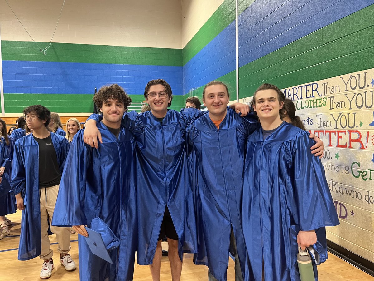 wcsLES's tweet image. So proud of these former bears! Congratulations high school seniors!!! 💚💙🐻