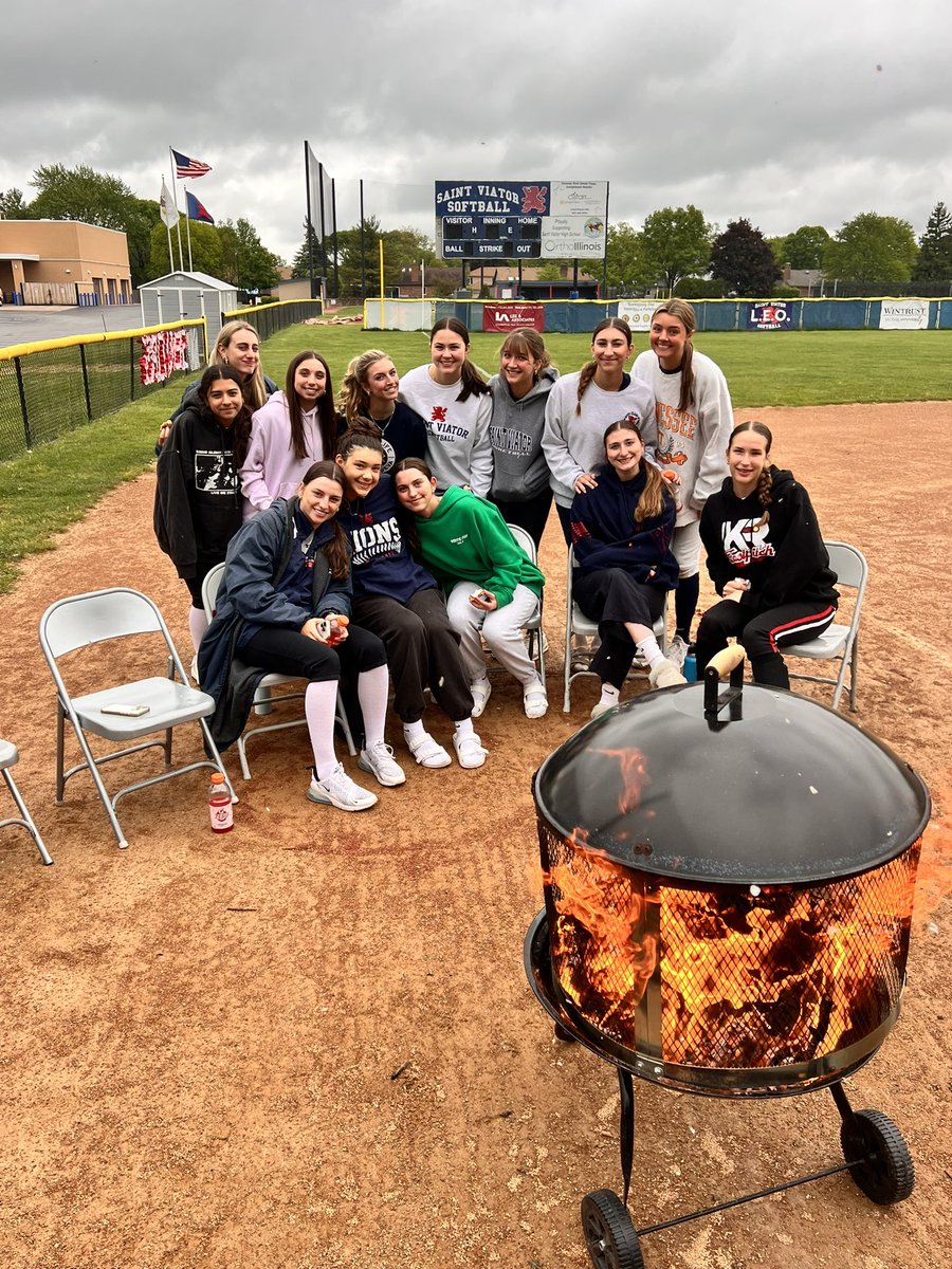 Practice ✅
Coach Bridget’s birthday ✅
Team bonding with a new annual tradition ✅
Great day to be a lion 🦁🥎  #loveeachother #golions #teambonding #softball