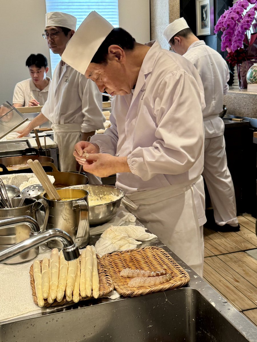 dashi_tsukkomi's tweet photo. 近藤さんの78歳のお祝いをお伝えし、おいしい天ぷらも頂戴しました。締めは人参、薩摩芋。海苔巻き平貝、そら豆、鱚、蓮、帆立、かき揚げ。近藤さんいつもありがとうございます✨✨　#tempra #天ぷら　#銀座　 #食文化 https://t.co/HMqfdDJROH