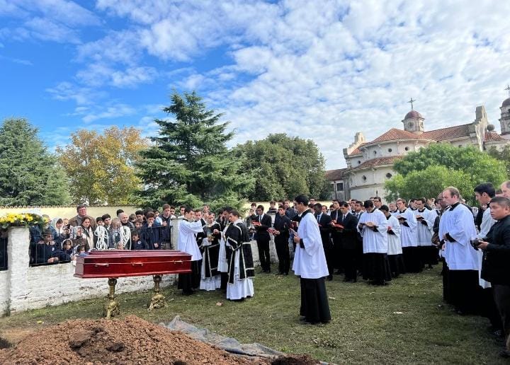 Misa exequial y sepultura del R.P. Edgardo Albamonte FSSPX, capellán de la Hermandad Tradicionalista Carlos VII