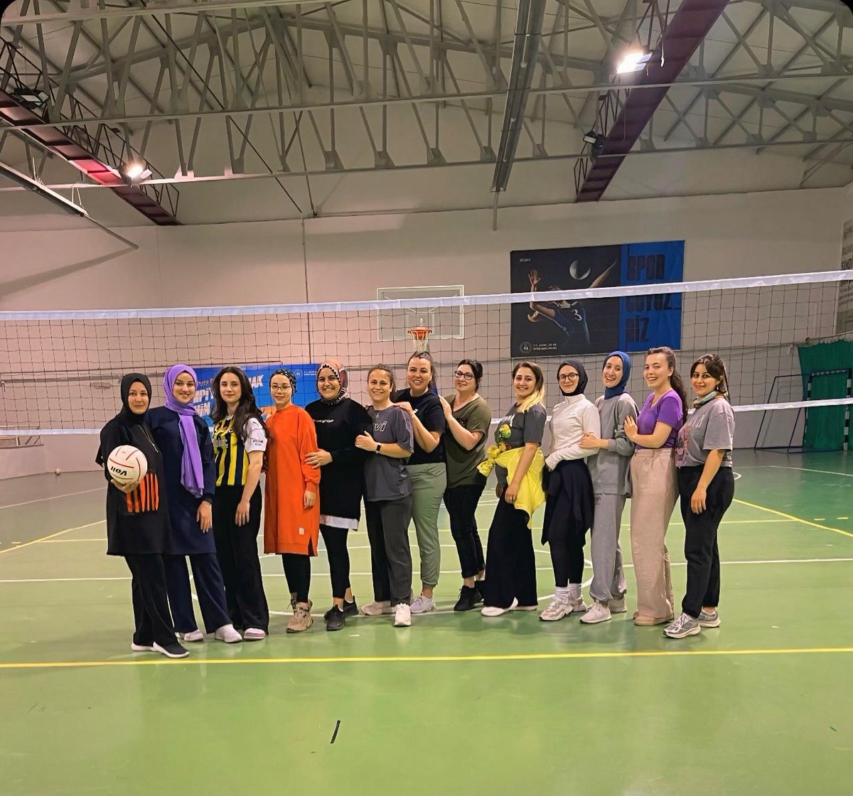 OsmaneliAO's tweet photo. #BilenProgramı
Velilerimizle eğlenceli bir voleybol maçı gerçekleştirdik.🏐
@sefikaygol 
@srdl_simsek 
@bilecikvaliligi 
@bilecikmem 
@TahsinYazir 
@osmanelimem 
@OsmaneliKaymaka https://t.co/5ENToWFKRw