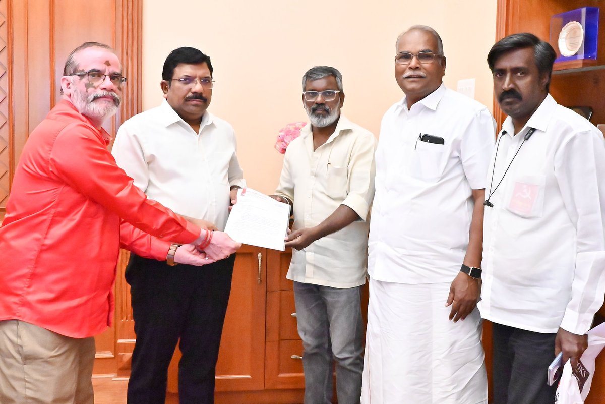 tncpim's tweet photo. அனகாபுத்தூர் அடையாறு கரையோர வீடுகளை அகற்றாமல் பட்டா வழங்க கோரி #CPIM அரசியல் தலைமைக்குழு உறுப்பினர் @kbcpim தென்சென்னை மாவட்டச் செயலாளர் ஆர்.வேல்முருகன் உள்ளிட்டோர் தலைமைச் செயலாளர் முருகானந்தத்திடம் மனு அளித்தனர். #Anakaputhur #AdyarRiver #PattaDemand #TamilNaduPolitics https://t.co/8HFYOOX71v