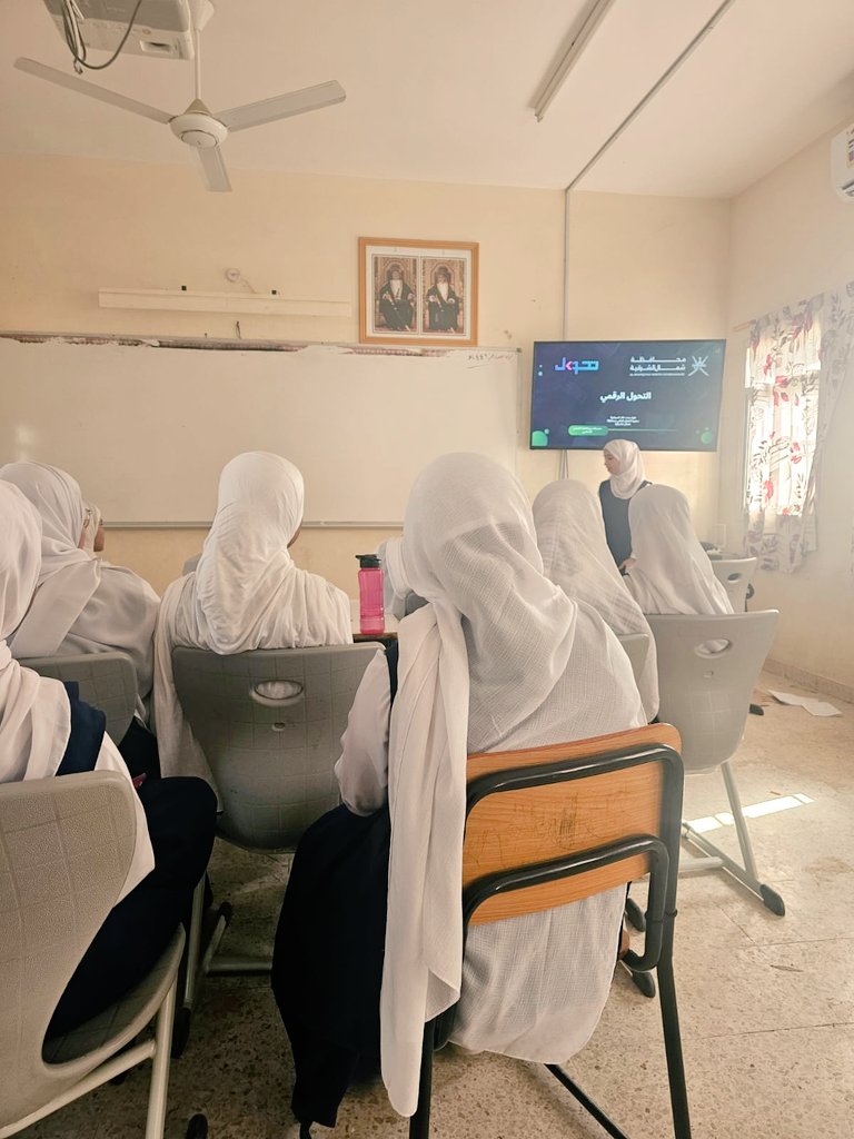 قامت الطالبة طيف السباعي سفيرة التحول الرقمي في المدرسة بإعداد ورشة عن التحول الرقمي أسبابه وأهميته