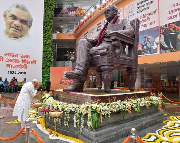 BHEEM_BAUDH's tweet image. अपना ट्रेंड 8 वे नम्बर है पहले नम्बर पर लाना मुश्किल नहीं है अब, इसके लिए जल्दी जल्दी सबको पोस्ट करना होगा हैशटैग के साथ, और इस पोस्ट को रिपोस्ट करके सब तक बात पहुंचाए #संविधान_निर्माता_बाबा_साहब