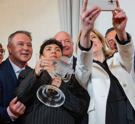 Schmitt_News's tweet photo. Ist Österreichs Song-Contest-Sieger antisemitisch beeinflusst?
#JJ will Israel nicht beim ESC in Wien 2026 dabei haben - er fordert den Boykott jüdischer Künstler.
Das hatten wir hier in Österreich schon einmal.
https://t.co/bdRtl3nuN7
Auge @_CStocker @AndiBabler https://t.co/e5a0teRZ0X