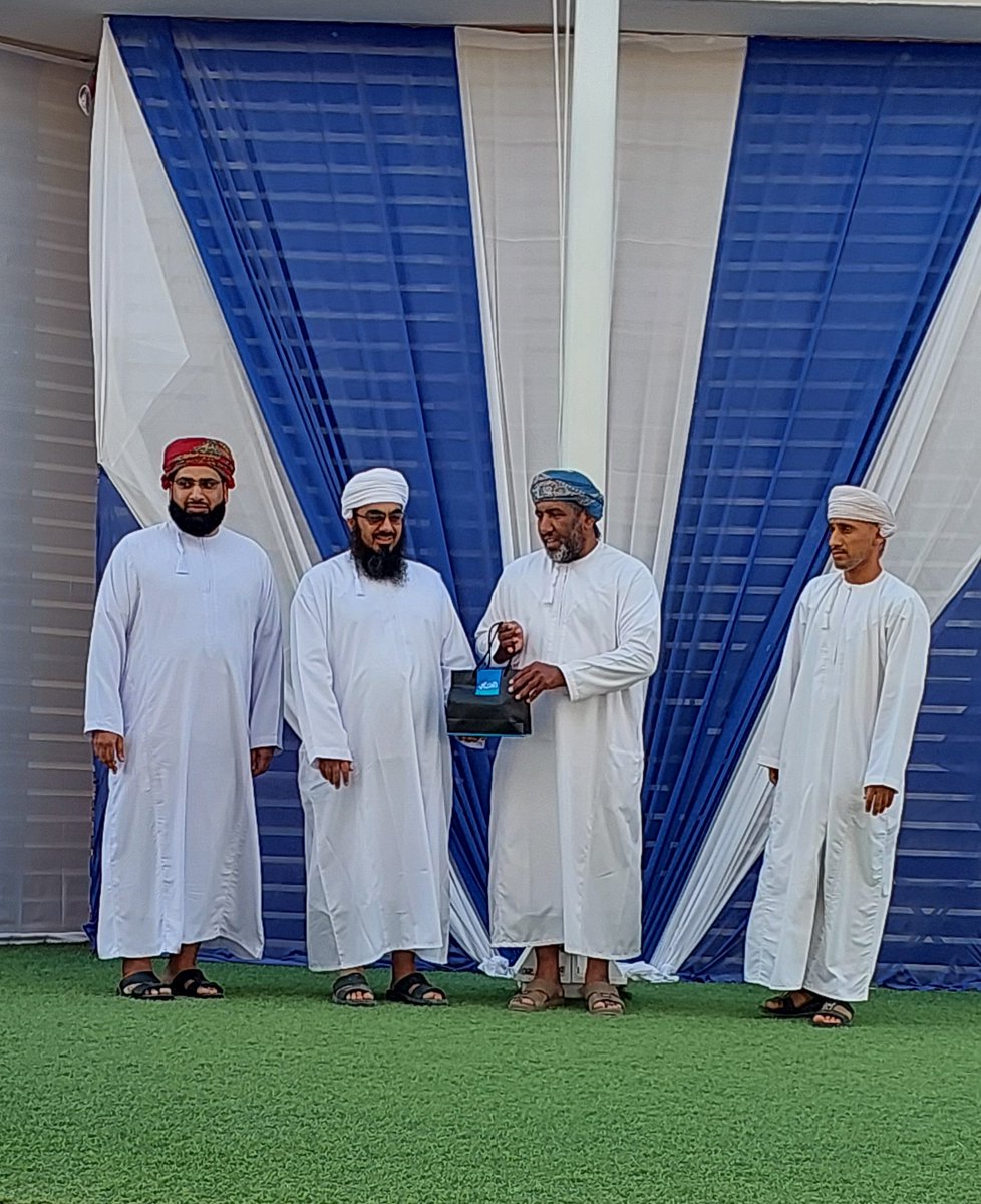 في هذا اليوم الذي تختلط فيه مشاعر الفرح بالحزن، نودّع قامة تربوية كبيرة، وعلمًا من أعلام التعليم، معلمًا أفنى عمره في خدمة الأجيال، وبناء العقول، جماعة التربية الإسلامية بمدرسة أبو سعيد الخدري تكريم الاستاذ خليفة بن سيف المجرفي