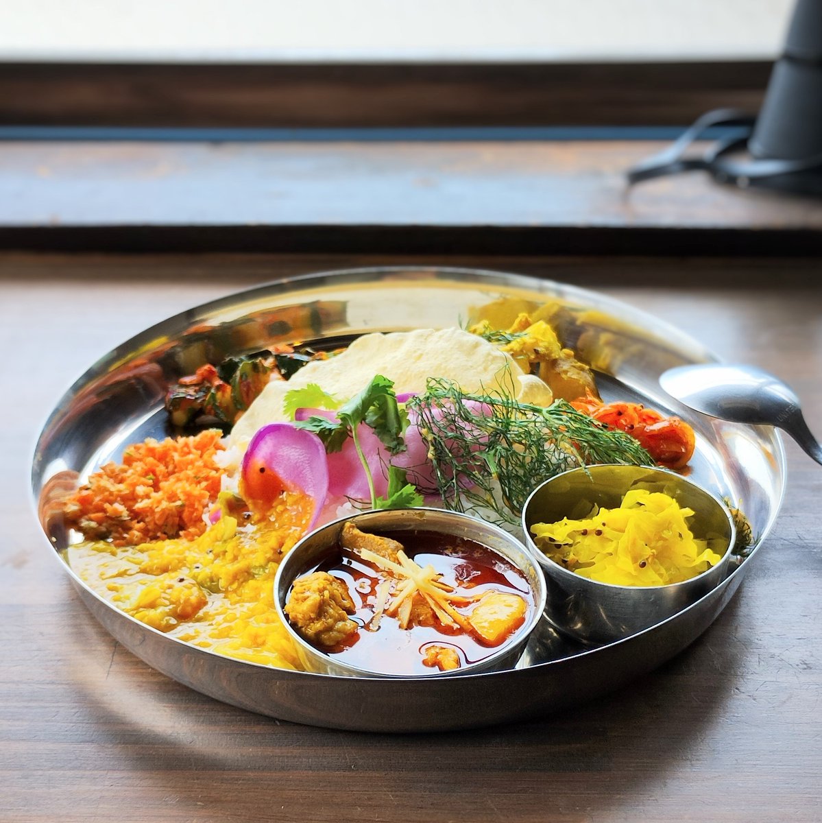 mini9216's tweet photo. 5/22 #spiceplease!さんへ。
❏Today’s Menu
✢ジンジャーポークカレー
✢トマトラッサム
・キャベツのサブジ
・紫大根ピクルス
・ニンジンサンボル
・きゅうりの爽やかカチュンバル
・新玉ねぎのアチャール
・フェンネルのパコラ
・じゃがいものココナッツサブジ
❖ゴールデンミルク
最高😊👍 https://t.co/gWpTObuyUd