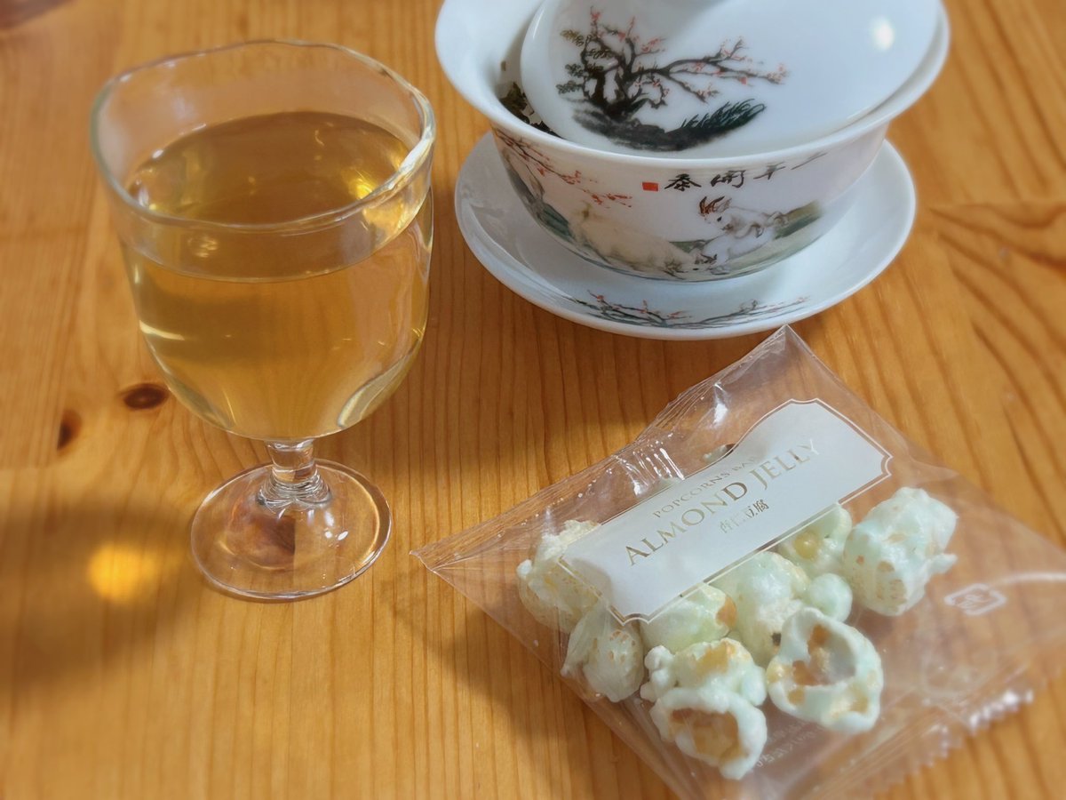 nekotapana's tweet image. 暑い日が続きますね☀️
昼食後の一杯、ジークレフ ジャスミン茶。お茶請けは杏仁豆腐味のポップコーン🍿
 #木漏れ日のお茶会 
 #茶好連