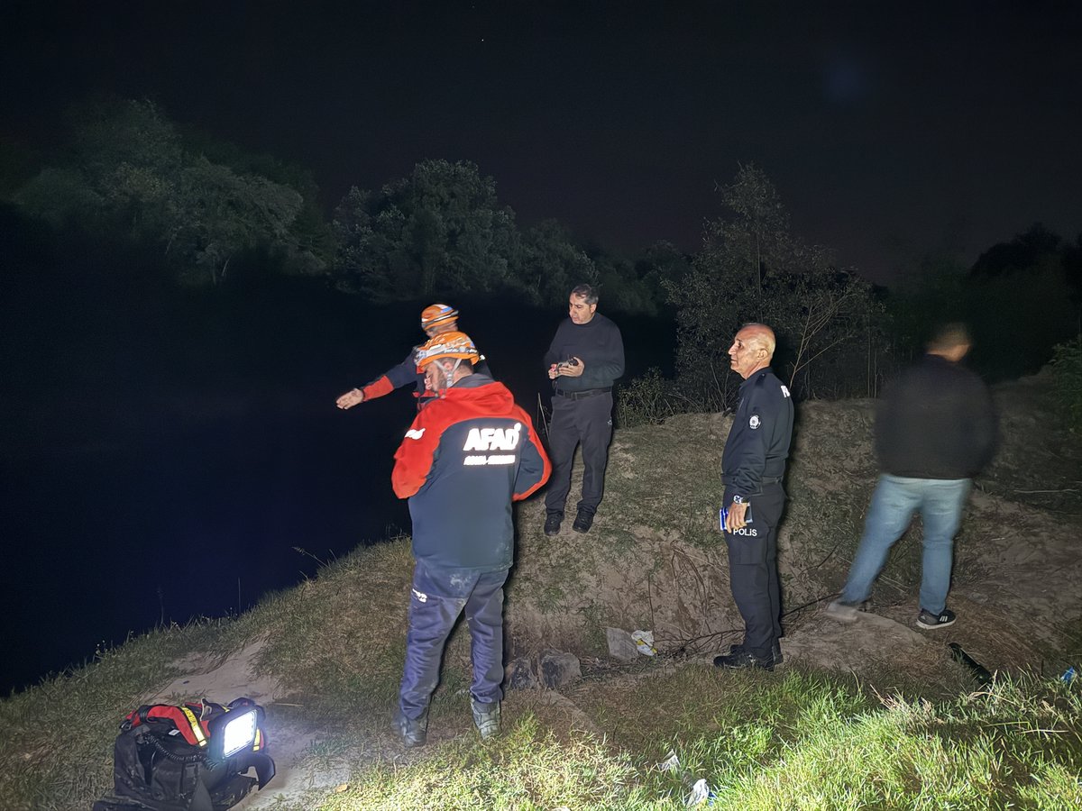 NetGaste's tweet photo. Sakarya Nehri'nde Gece Yarısı Kayıp Alarmı: Telefonu Kıyıda, Cüzdanı Nehirde Bulundu 

Bir telefon kıyıda…
Bir cüzdan suda…
Ve bir aile umutsuzca beklemede…
#Sakarya #DualarımızOnunla #BurakTokyürek #Kayıpİhbarı #SakaryaNehri
https://t.co/87nZOinw9l https://t.co/j1JhwWFiOM