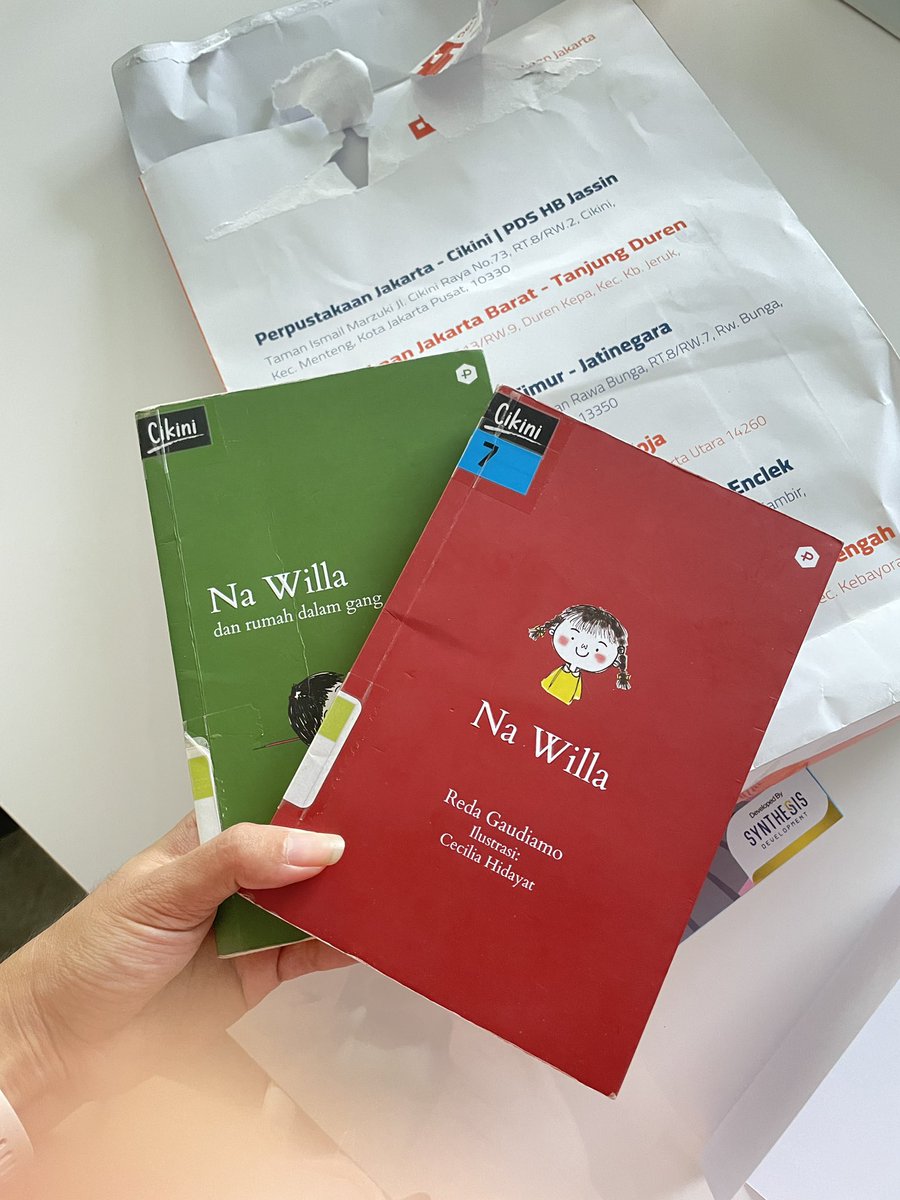 bibabercerita's tweet image. Culture shock pinjem buku di perpustakaan Jakarta: 
Bukunya bisa dateng sendiri ke alamat kita 🫠

- Pinjem buku lewat aplikasi Jaklitera, online
- Pilih mau ambil di mana (perpus paling deket)
- besoknya dapet WA kalo buku siap ambil
- Pesen gosend buat pick up

MASALAHNYA—