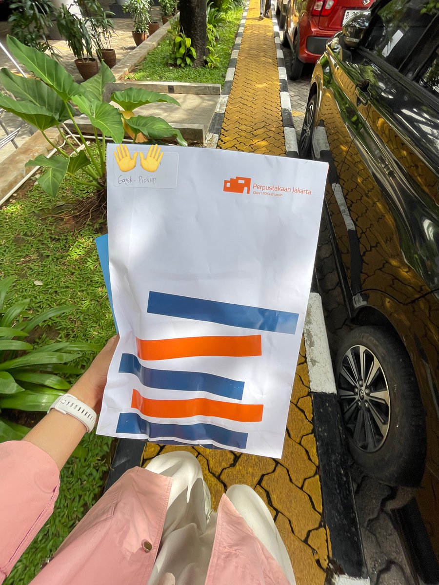 bibabercerita's tweet image. Culture shock pinjem buku di perpustakaan Jakarta: 
Bukunya bisa dateng sendiri ke alamat kita 🫠

- Pinjem buku lewat aplikasi Jaklitera, online
- Pilih mau ambil di mana (perpus paling deket)
- besoknya dapet WA kalo buku siap ambil
- Pesen gosend buat pick up

MASALAHNYA—