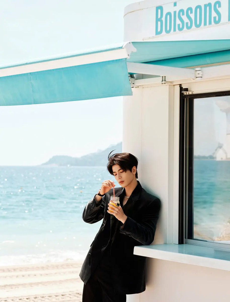 张凌赫这种男人就应该是所有母狗的主人
黑西装dom绝了，求求张凌赫成为我的主人，母狗想被张凌赫狠狠玩弄
家玮每次活动西裤里面包裹着的大鸡巴沉甸甸的，一看就是巨物
母狗想一口含住，慢慢吮吸
#母狗 #bdsm