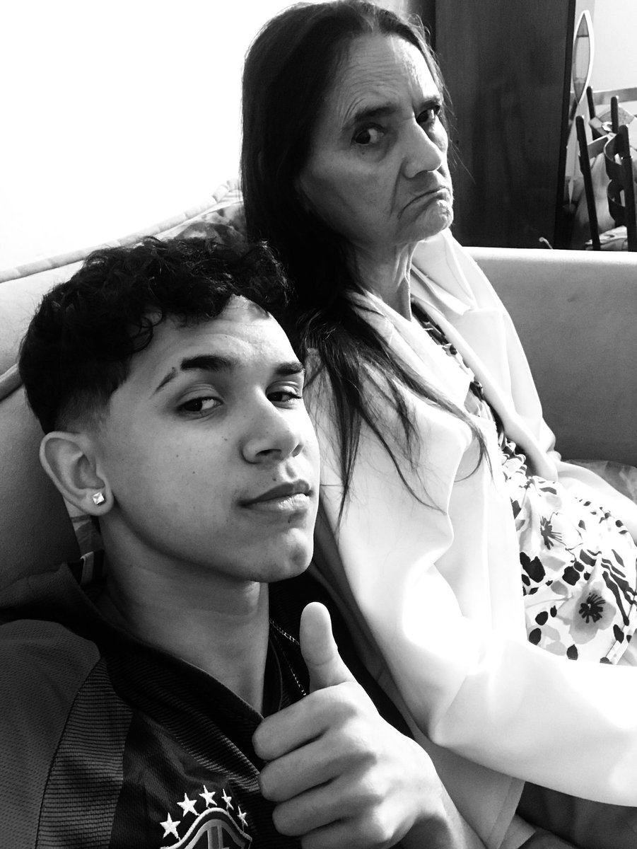 bernardomnds's tweet photo. eu faria qlqr coisa nessa vida so pra ter a oportunidade de sentir o abraço e o cheirinho da minha vó pela ultima vez https://t.co/s3l8Lld33Q