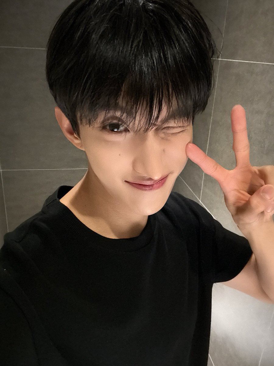 svtranslation's tweet photo. 250522 #dk 🌟

#도겸 @pledis_17 https://t.co/ioHDOhFXz6