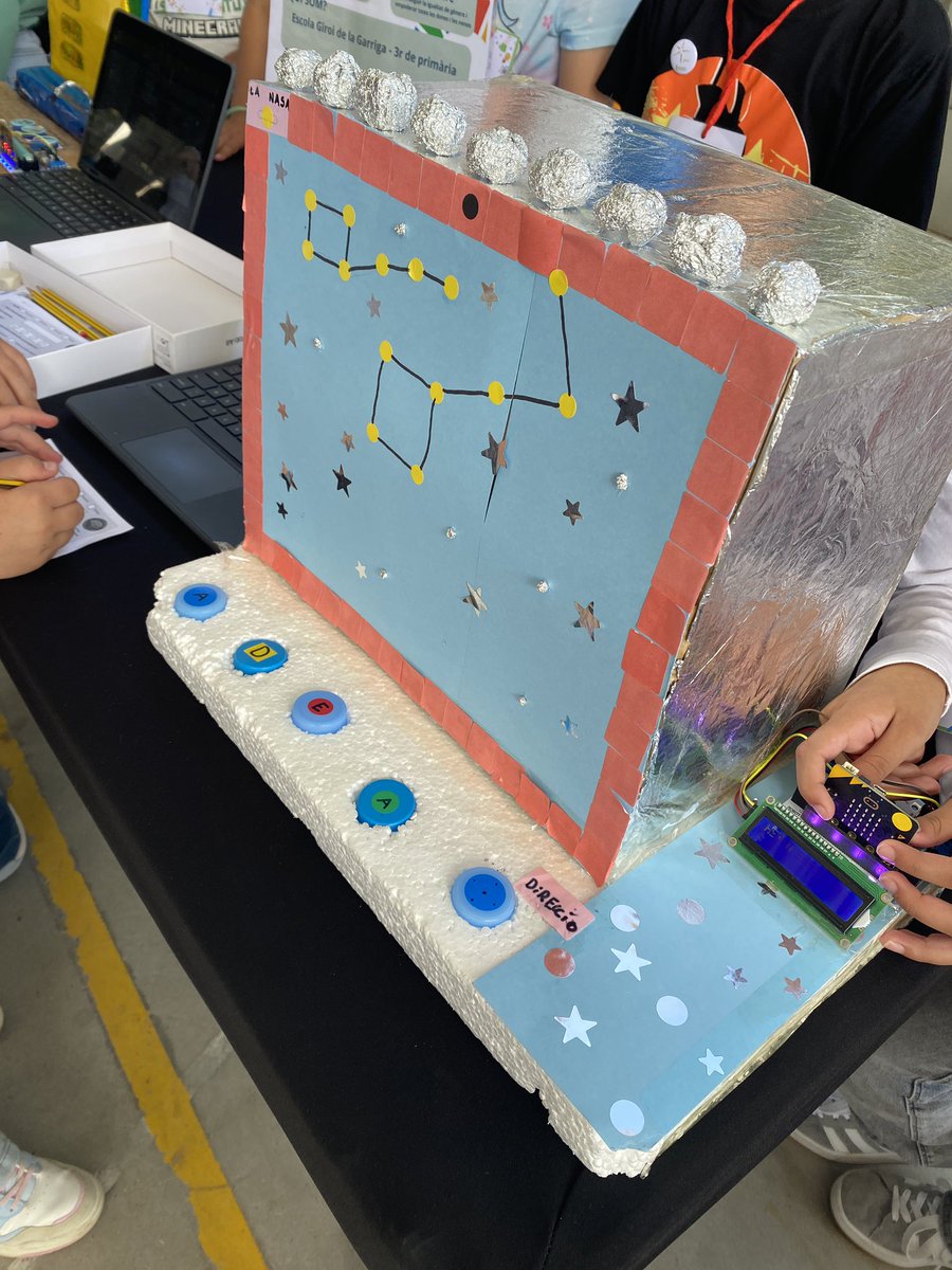 Ahir vam celebrar la 🎉 3a Fira de Robòtica i STEAM del CRP Vallès Oriental IV al pavelló de Lliçà d’Amunt 🤖🔬 Un èxit total amb 12 centres participants i directe de Ràdio Picotina! 🎙️ Gràcies a tots i totes! 💙 #FiraSTEAM #Innovació #CRPVallèsOrientalIV <a href="/sevoriental4/">SE Vallès Oriental IV</a>