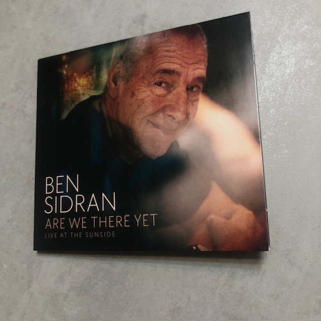 Es una suerte que BEN SIDRAN, viejo maestro neoyorquino del swing y el jazz hipster, vuelva a honrarnos desde hoy con una nueva gira española de primavera. Tras el precioso "Rainmaker" de 2024, esta vez aparece con un LP parisino en vivo

#UnDiscoAlDía ⬇️

undiscoaldia.com/ben-sidran-are…