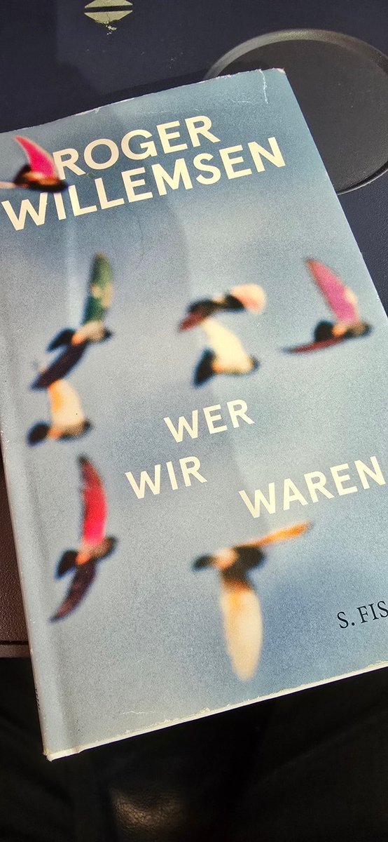 Thomas J. Dettling #DigitalTransformation (@thomas_dettling) on Twitter photo ⬛  Unüberhörbar apokalyptisch ist der Grundton in Willemsens letztem Buch. Seine Sicht auf unsere Zeit: tief melancholisch und in gewisser Weise auch gnadenlos. Wir sehen uns selbst dabei zu, wie wir Tag für Tag Nachrichten über  Wirtschafts- und   Klimakrise,  Schulen, ⬛  Unüberhörbar apokalyptisch ist der Grundton in Willemsens letztem Buch. Seine Sicht auf unsere Zeit: tief melancholisch und in gewisser Weise auch gnadenlos. Wir sehen uns selbst dabei zu, wie wir Tag für Tag Nachrichten über  Wirtschafts- und   Klimakrise,  Schulen,