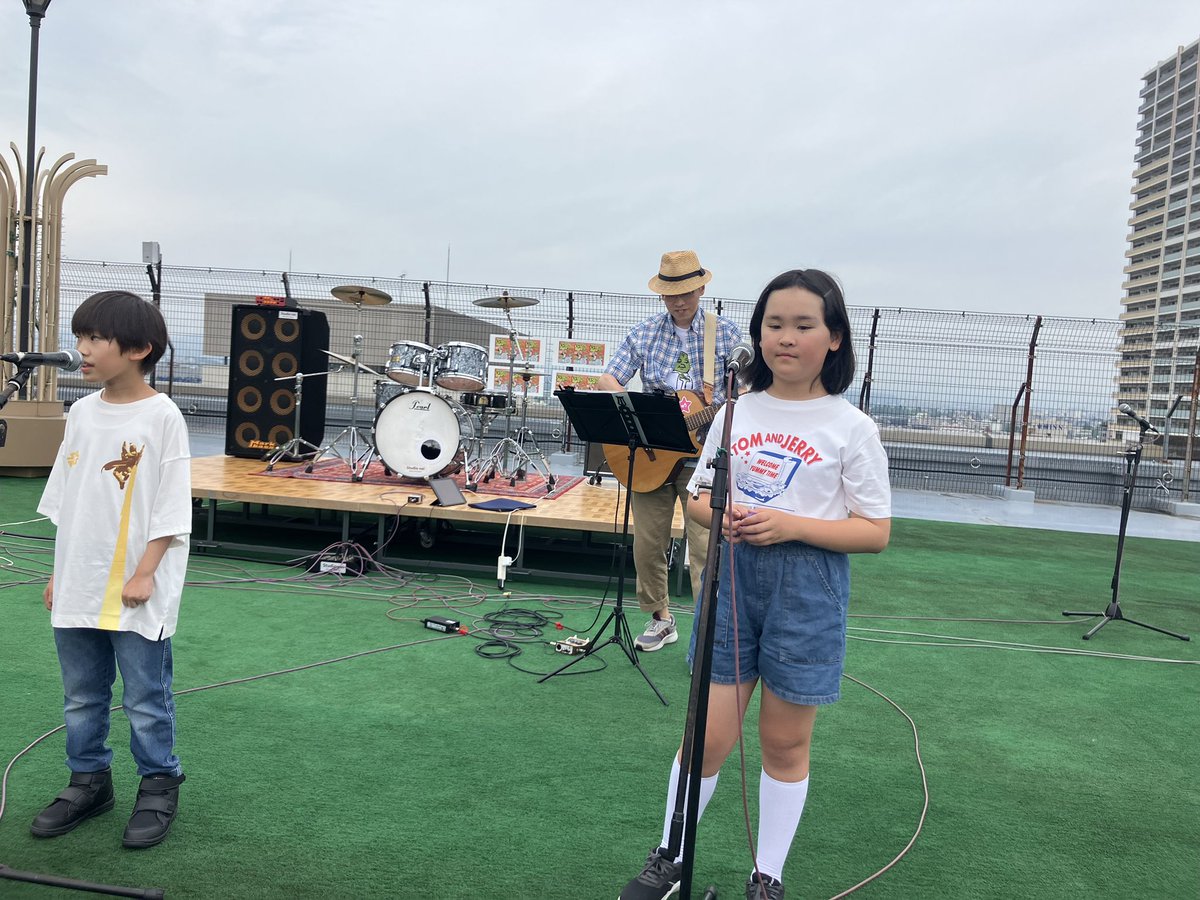 ALT_Music_Kids's tweet photo. 「立川いったい音楽まつり」ありがとうございました！グランデュオの広々した屋上でライブの前後に走り回っ��いた元気なキッズシンガーw
素敵なステージで演奏出来て感謝です！

#立川いったい音楽まつり https://t.co/FYa8bAmiok