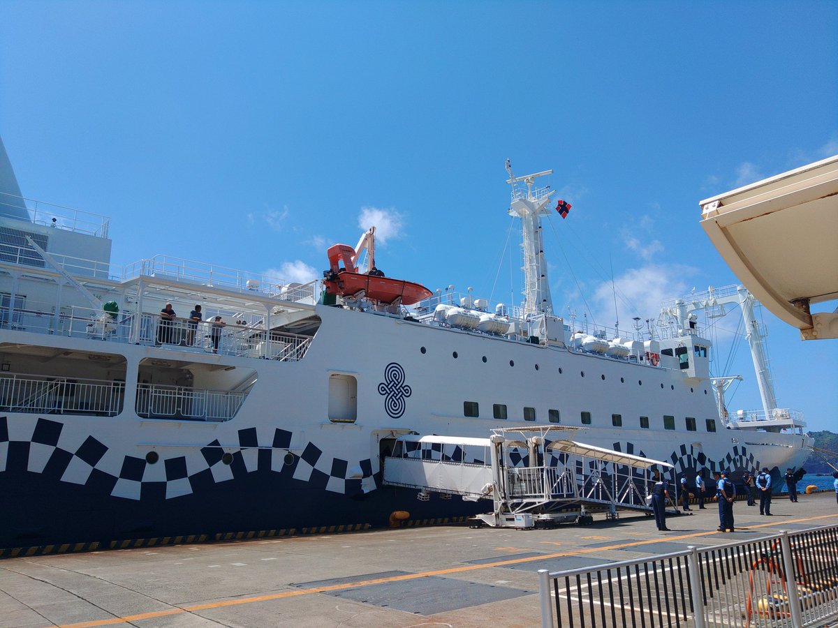 inn_pat's tweet photo. 昨日到着したさるびあ丸が間もなく出港🛳️いいお天気でよかったです✨一泊で来られた観光の方も乗られるようです。29時間の船旅、快適でありますよう！いってらっしゃいませ https://t.co/g2GfVfAXhB