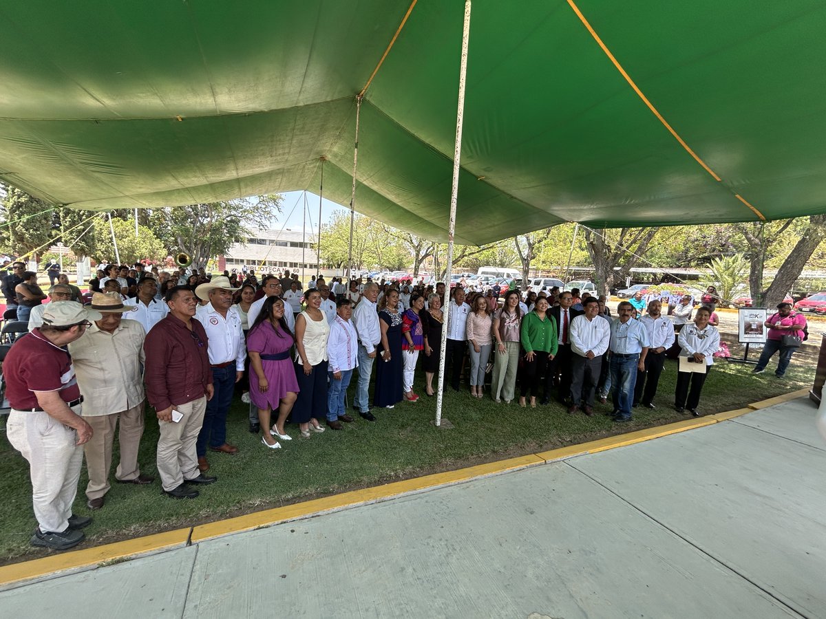 Conmemora Politécnico Nacional 89 aniversario
CIIDIR Oaxaca festeja con develación de escultura del Benemérito de las Américas y busto de Juan de Dios Bátiz.

disruptivomx.com.mx/2025/05/21/con…