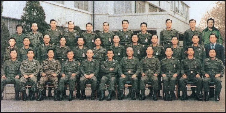 @ : 이거 알아 그 하나회 단체사진이야