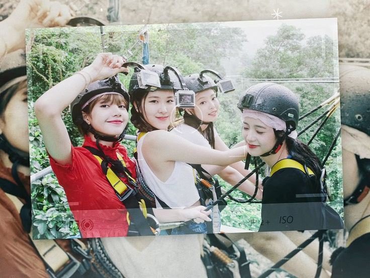 esta foto llegó a mi tl y no puedo parar de llorar, las extraño