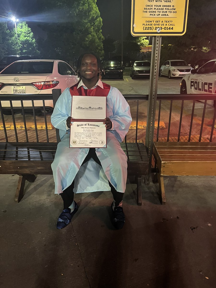 JavonDent's tweet photo. I have closed a chapter of my life ready to start my next chapter. C/O 2025 https://t.co/d6OnXJNiVm